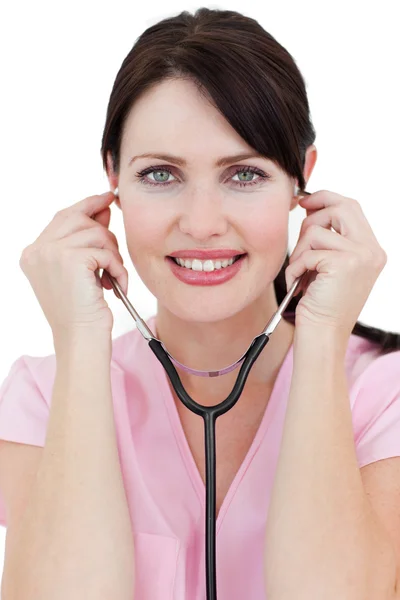 自信を持って女性医師は聴診器を保持 — ストック写真
