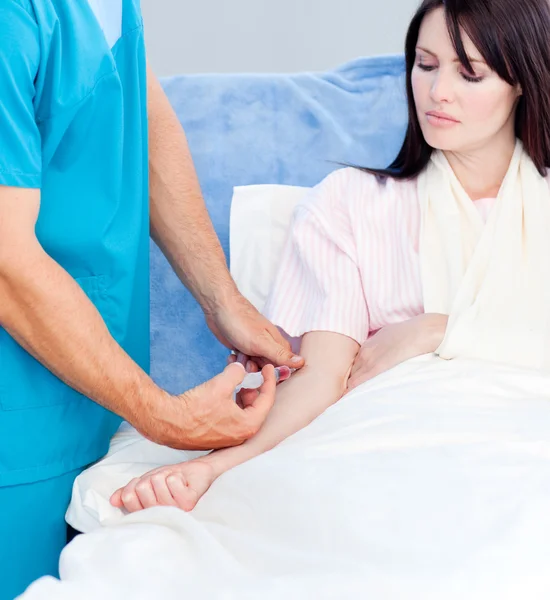 Närbild av en läkare att ge en injektion med en kvinna — Stockfoto