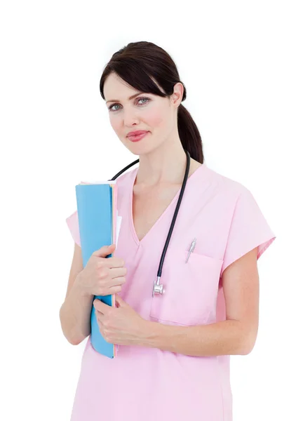 Уверенная женщина-врач держит папку пациента — стоковое фото