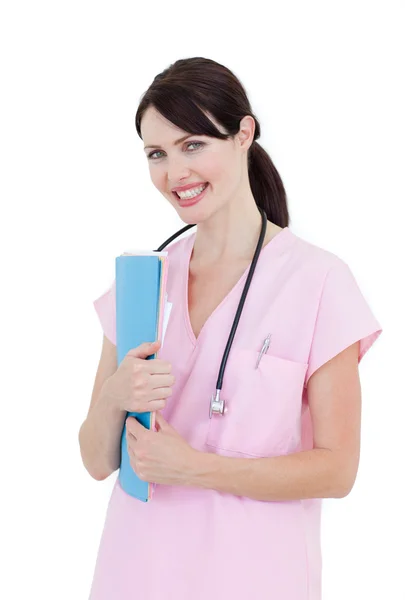 Musujące kobiece kobieta lekarz trzymając folderu pacjenta — Zdjęcie stockowe
