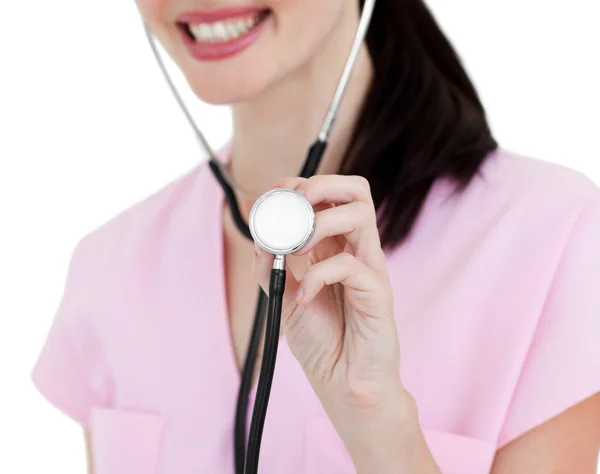 Close-up van een verpleegster tonen een stethoscoop — Stockfoto