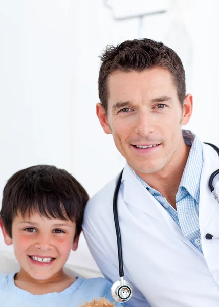 Portret van een kleine jongen en zijn arts — Stockfoto