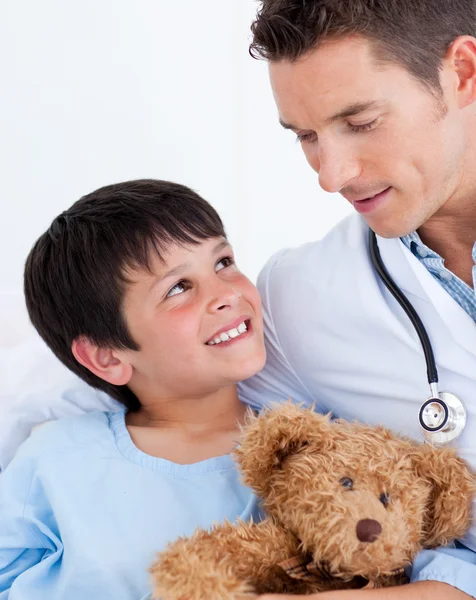 Retrato de um menino sorridente e seu médico — Fotografia de Stock