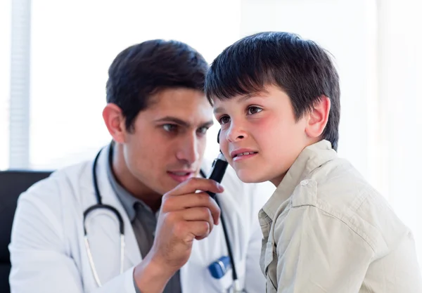 Fiatal orvos megvizsgálja a kisfiú fülek — Stock Fotó