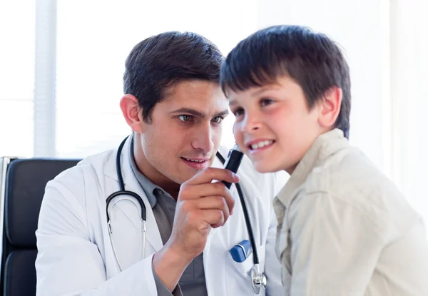 Ernsthafter Arzt untersucht Ohren des kleinen Jungen — Stockfoto