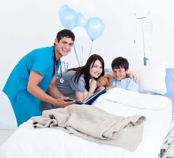 Uśmiechnięty chłopczyk, jego matka i lekarz po rozmowie — Zdjęcie stockowe