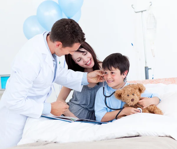 Encantador médico jugando con un niño y su madre — Foto de Stock