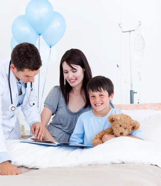 Médecin sérieux parlant avec un petit garçon et sa mère — Photo