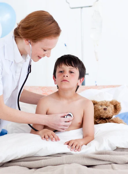 Médecin attentif examinant un petit garçon — Photo