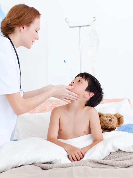 Doctora examinando a un niño — Foto de Stock