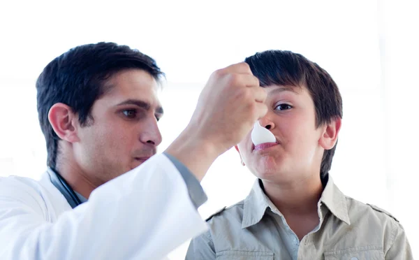 Мужчина-врач, дающий лекарство маленькому мальчику — стоковое фото