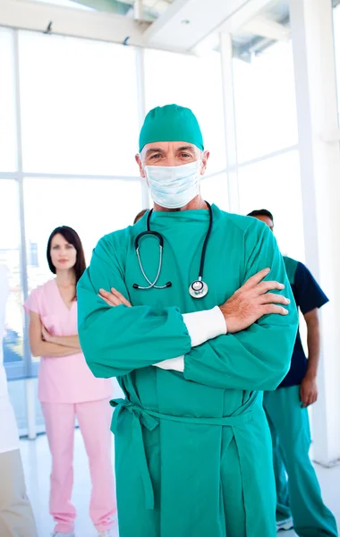 Charyzmatyczny chirurg noszenie maski chirurgiczne — Zdjęcie stockowe