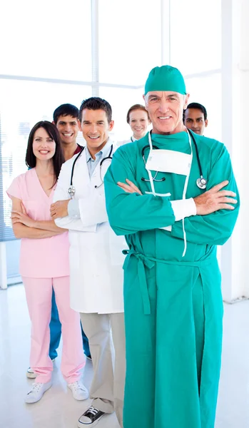 Разнообразная медицинская группа стоящая перед камерой — стоковое фото
