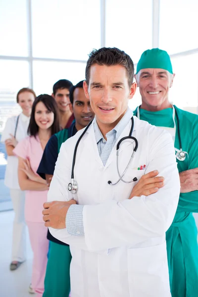 Grupo médico internacional de pé em uma fileira — Fotografia de Stock