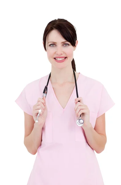 Retrato de uma enfermeira sorridente segurando um estetoscópio — Fotografia de Stock