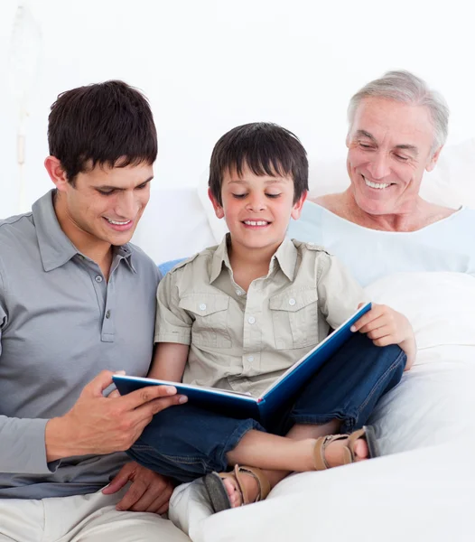 Padre e hijo visitando al abuelo — Foto de Stock