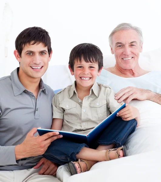 Vader en zoon bezoeken grootvader lachen — Stockfoto