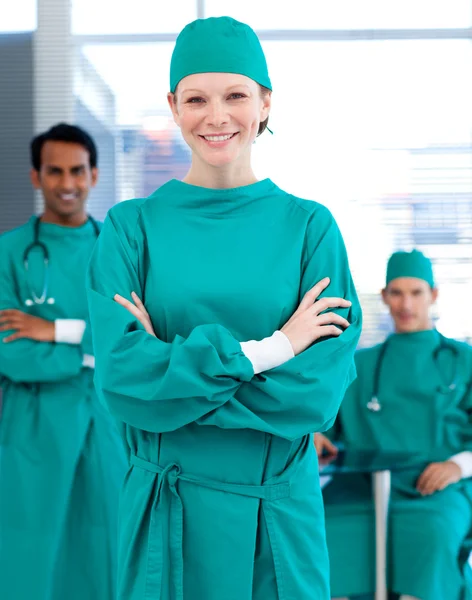 Уверенные хирурги улыбаются в камеру — стоковое фото