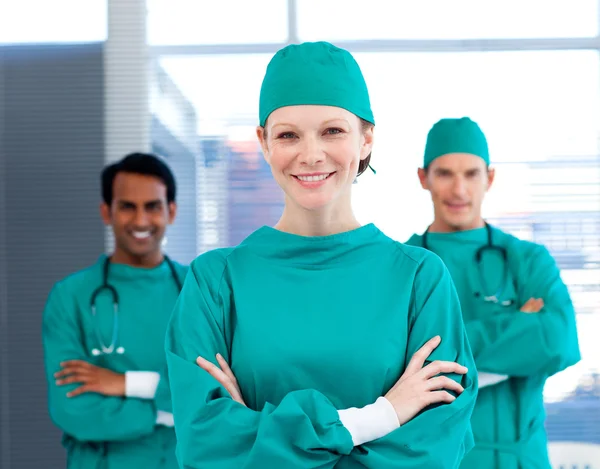Pozitivní chirurgové se založenýma rukama, stojící — Stock fotografie