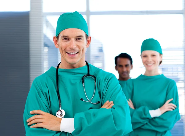 Разнообразная группа хирургов улыбается в камеру — стоковое фото