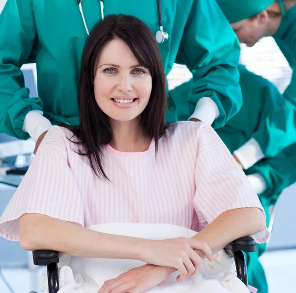 Портрет позитивного пациента, сидящего на инвалидном кресле — стоковое фото