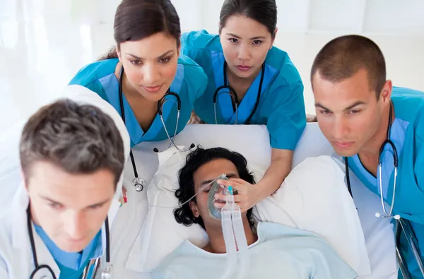 Dringende uitvoering van een patiënt team — Stockfoto