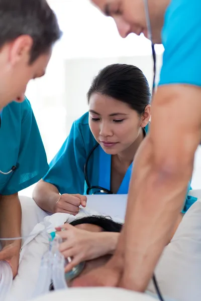 Medical team performing CPR on a patient — Stock Photo, Image