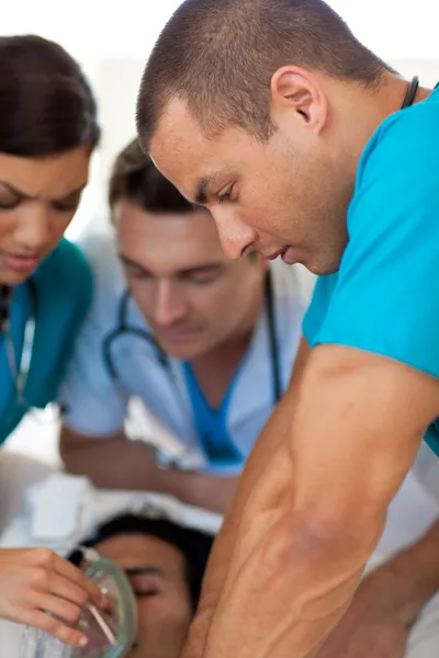 Médecins pratiquant une RCP sur un patient — Photo
