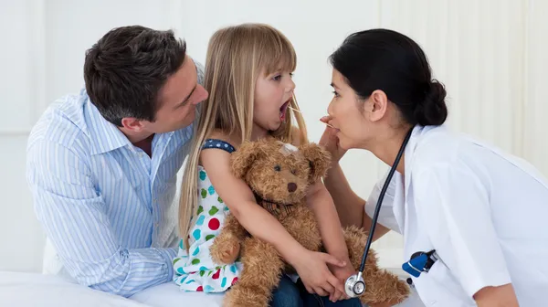 Doktor vyšetřujícího dítěte hrdlo — Stock fotografie