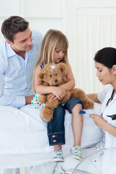 Ein Arzt untersucht einen Patienten — Stockfoto