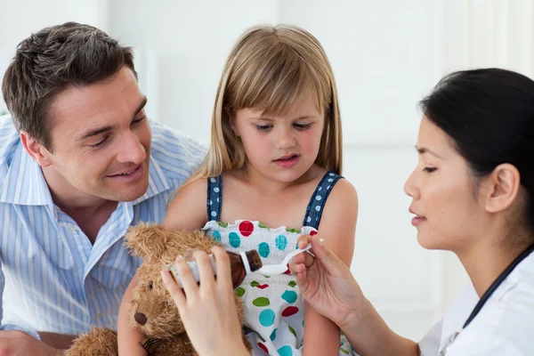 Médecin féminin sérieux donnant medecne à une petite fille — Photo