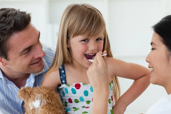 Confident doctor giving medecine to a little girl — Stock Photo, Image