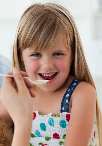 Close-up van glimlachen meisje nemen geneeskunde — Stockfoto