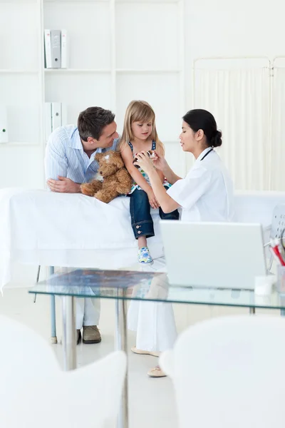 Маленькая девочка во время медицинского визита — стоковое фото