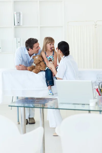 小さな女の子に医学を与える医師の高角 — ストック写真