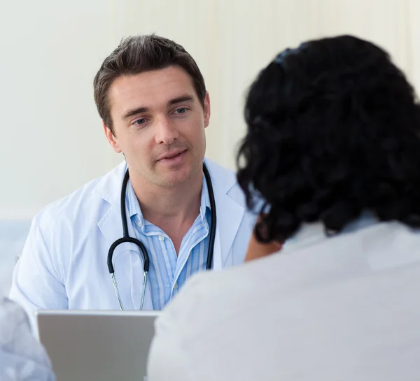 Médico masculino explicando o diagnóstico a um paciente — Fotografia de Stock
