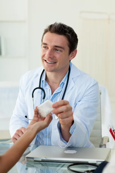 Un médico dando pastillas a su paciente —  Fotos de Stock