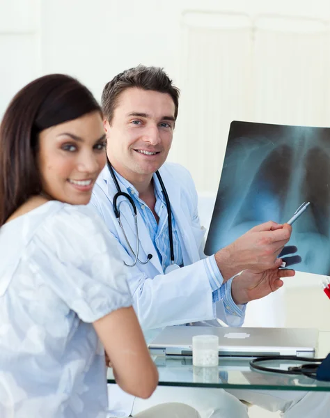 Médicos sorridentes examinando um raio-x — Fotografia de Stock