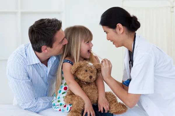 Kadın doktor onun hastanın boğazını kontrol — Stok fotoğraf