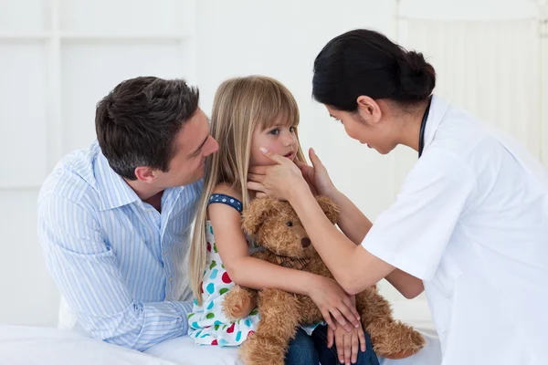 Female doctor examining little girl — Stock Photo, Image