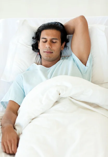 Mužský pacient spí v nemocniční posteli — Stock fotografie