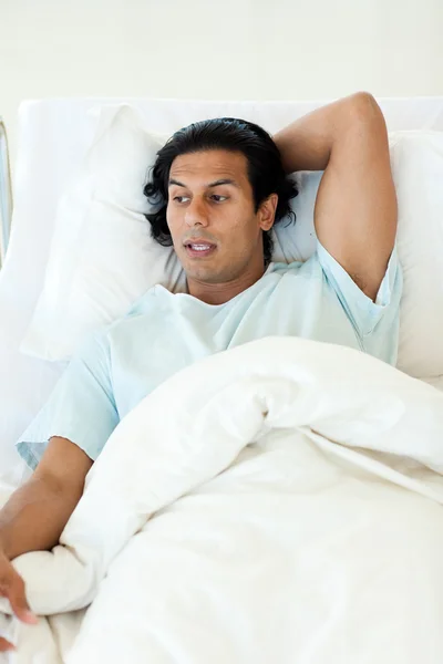 Αρσενικός ασθενής, που βρίσκεται σε ένα κρεβάτι του στο νοσοκομείο — Φωτογραφία Αρχείου