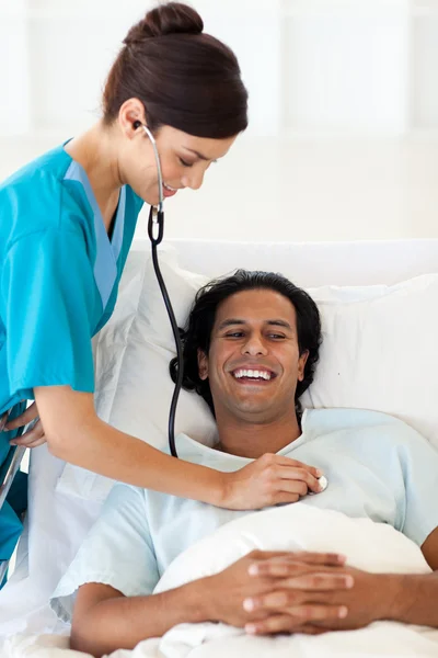 Ιατρού έλεγχο τον παλμό της χαμογελαστός ασθενούς — Φωτογραφία Αρχείου