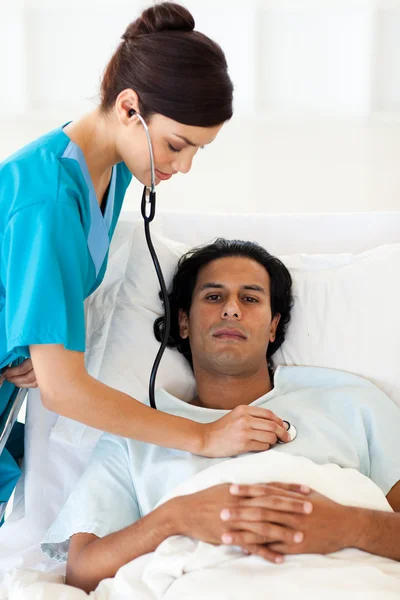 Уверенный врач проверяет пульс пациента — стоковое фото