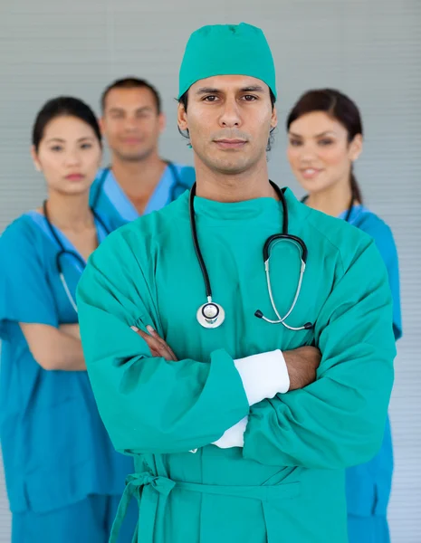 Retrato de uma equipe médica multi-étnica — Fotografia de Stock