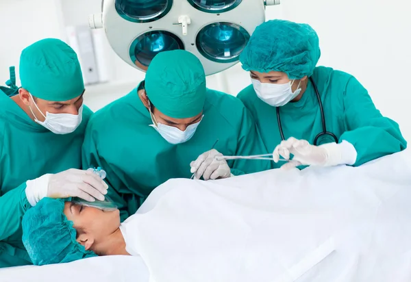Chirurgen in der Nähe eines Patienten, der auf einem Operationstisch liegt — Stockfoto