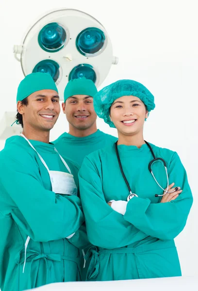 Улыбающаяся команда хирурга — стоковое фото