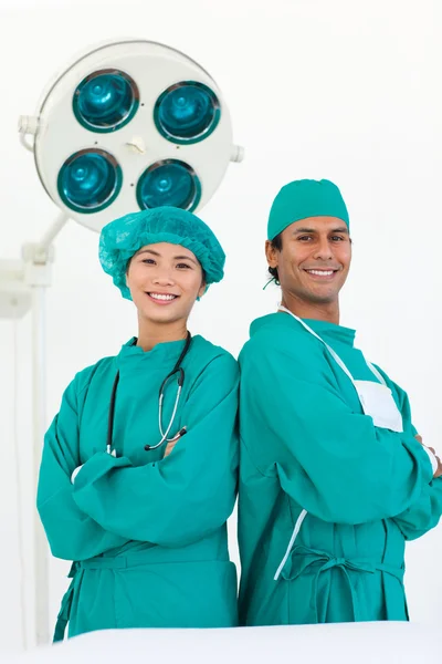Dois médicos vestindo vestido cirúrgico — Fotografia de Stock