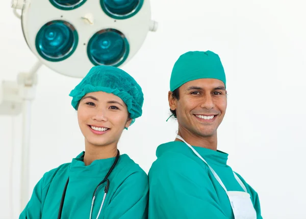 Nahaufnahme zweier ethnischer Chirurgen — Stockfoto