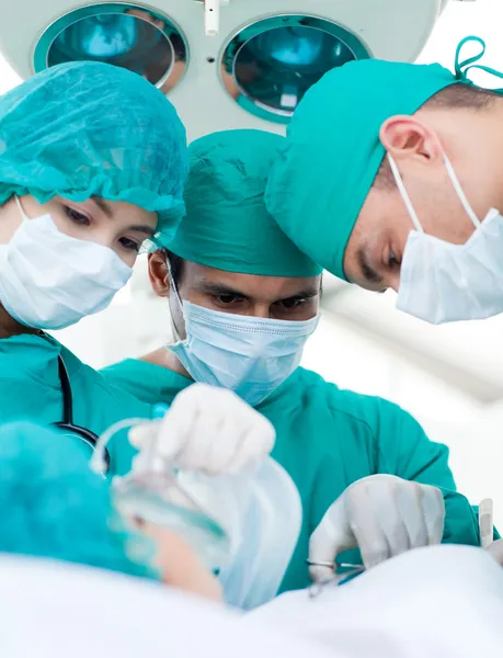Close-up de cirurgiões na sala de cirurgia — Fotografia de Stock